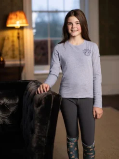 LeMieux Young Rider Lara Long Sleeve Tee Grey 8 LeMieux Young Rider Lara Long Sleeve Tee Grey -Fournitures Équestres Boutique it03487 lifestyle youngriderlaralongsleevetee grey 2 copy