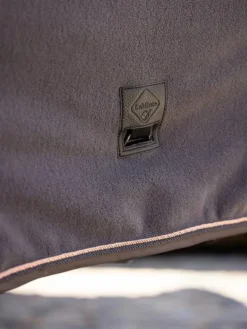 LeMieux Luxe Fleece Rug Graphite 6 LeMieux Luxe Fleece Rug Graphite -Fournitures Équestres Boutique it03579 lifestyle luxefleecerug graphite 4 copy