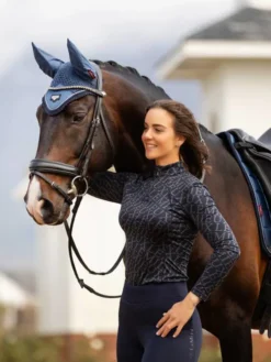 LeMieux Fleur Base Layer Navy 5 LeMieux Fleur Base Layer Navy -Fournitures Équestres Boutique it03836 lifestyle loireclassicdressagesquare atlantic 1