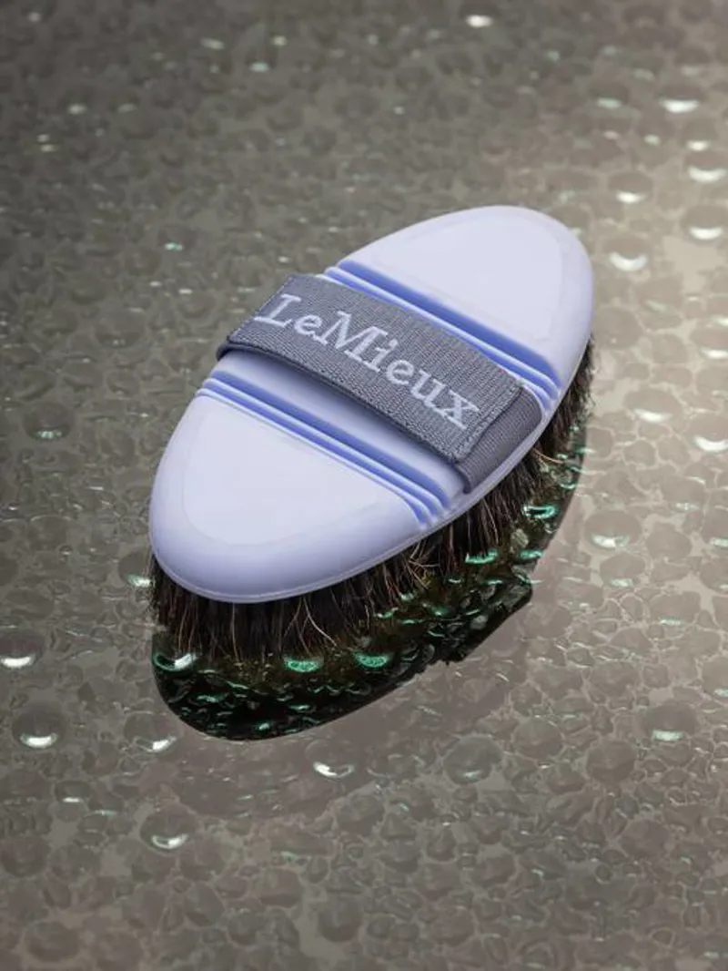 LeMieux Soft Body Brush Mist 2 LeMieux Soft Body Brush Mist – Image 2